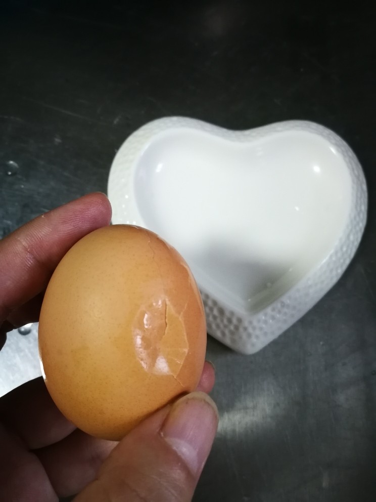 日式温泉蛋,三四分钟后，取出鸡蛋，轻轻磕下蛋壳，然后轻轻倒入容器。