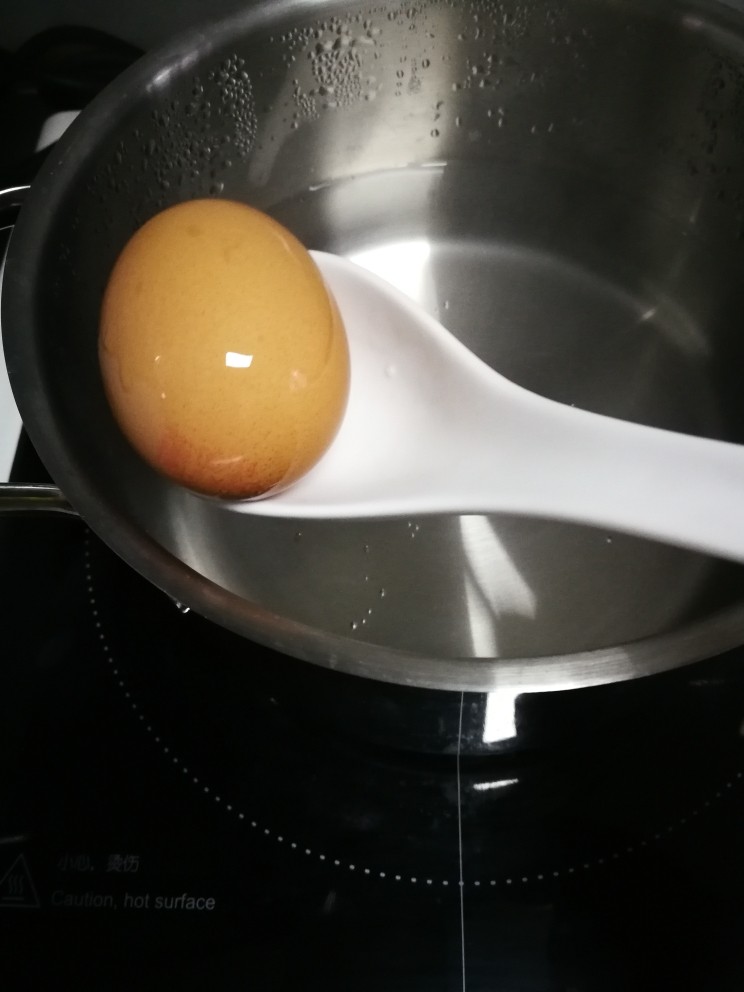 日式温泉蛋,时间到后用勺子取出鸡蛋。