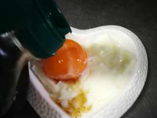 日式温泉蛋,然后加入日式酱油调味（没有的话可以生抽替代）。