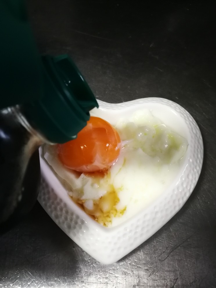 日式温泉蛋,然后加入日式酱油调味（没有的话可以生抽替代）。