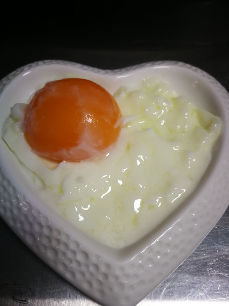 日式温泉蛋,温泉蛋就出来了😄，蛋黄已微微凝固，蛋清将凝未凝之状。