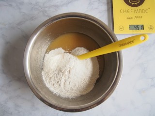 广式枣泥月饼,筛入面粉和奶粉，切拌均匀