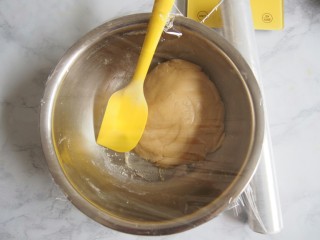 广式枣泥月饼,裹上保鲜膜，醒发1小时左右