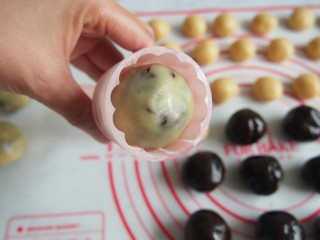 广式枣泥月饼,用虎口轻轻收起，模具沾上一层面粉，将月饼胚放入