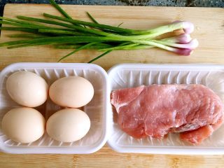蛋包肉,食材准备：鸡蛋，瘦肉，葱
食材处理：
1）拿4个鸡蛋打人碗中打散，加人适量的盐搅拌均匀。（1个鸡蛋可以做2个蛋包肉）
2）瘦肉洗干净，剁碎。
3）葱洗干净，去掉葱叶，把葱白切碎。
