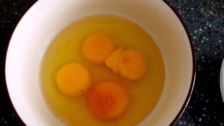 蛋包肉,鸡蛋打入碗中打散。