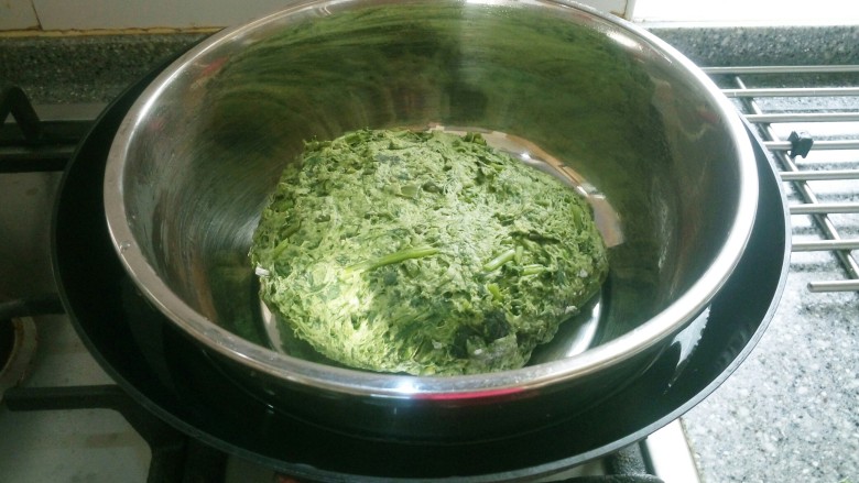 红薯叶馒头,没有加水直接合成面团的，为了发酵快放在温水锅里。
