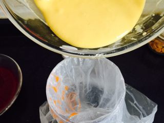 鸟巢饼 双色鸡蛋网饼,拌好的鸡蛋糊倒入裱花袋，裱花袋剪小口。