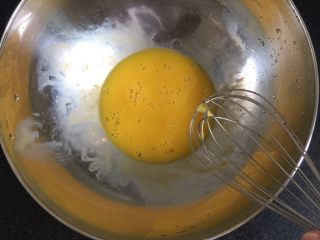 鸟巢饼 双色鸡蛋网饼,鸡蛋打散，加少量盐。