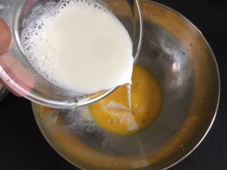 鸟巢饼 双色鸡蛋网饼,牛奶倒入鸡蛋液，搅拌均匀。