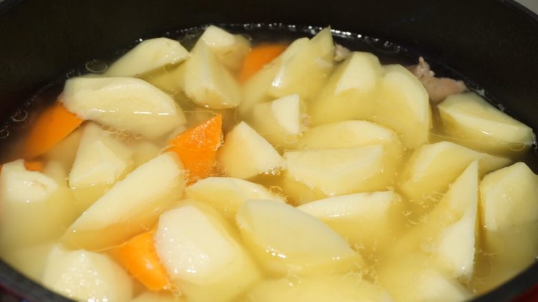 尬（咖）个小土豆,将土豆和胡萝卜放入锅中，要是觉得水不够可以再加一些