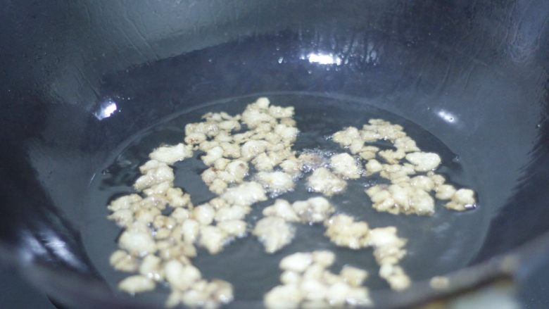 私房红烩牛腩，一碗吃不够,小火煸炒5分钟，这时候肥肉丁的牛油几乎已经榨干了，锅里的油量明显变多了。