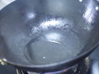 私房红烩牛腩，一碗吃不够,锅里放多少油看你切了多少肥肉丁，我用了两小勺油，大火加热在锅里滚一圈。