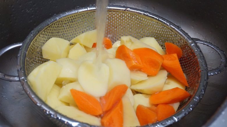 尬（咖）个小土豆,土豆淀粉含量较高，冲洗一下，沥干水份