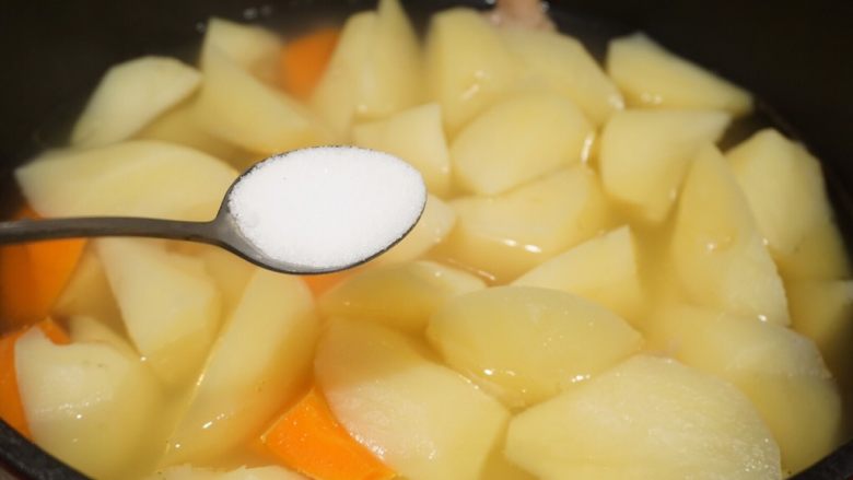 尬（咖）个小土豆,20-30分钟后用筷子戳下土豆和胡萝卜，熟后加入适量的盐（按各家的口味调节）