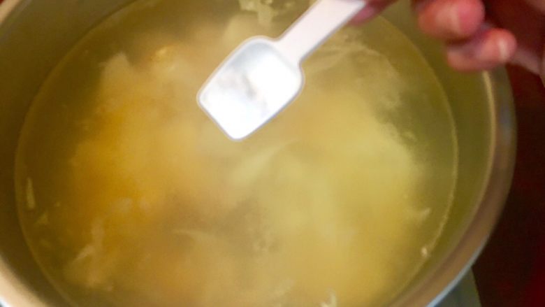 一碗湯+竹筍排骨湯,15分鐘後打開鍋蓋，整鍋取出置於瓦斯爐上加入鹽調味轉中火續煮5分鐘