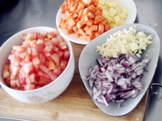 私房红烩牛腩，一碗吃不够,洋葱切丁，蒜拍成蒜末，胡萝卜，土豆，番茄都切成小丁，番茄是用来出汤的可以多放点。