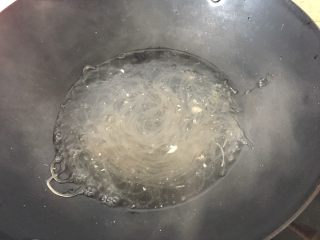 松软好吃的包子（附完整馅料制作方子）,沸水下锅1分钟后捞出，沥干水分切成小段