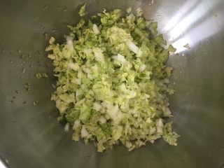 松软好吃的包子（附完整馅料制作方子）,白菜洗净后切成小丁，放入容器用盐腌制10分钟，主要是把白菜里的水渗出来