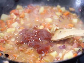私房红烩牛腩，一碗吃不够,这里面的汤都是番茄炒出来的，加上三小勺番茄酱，两勺意面酱，搅拌均匀。