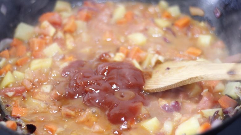 私房红烩牛腩，一碗吃不够,这里面的汤都是番茄炒出来的，加上三小勺番茄酱，两勺意面酱，搅拌均匀。