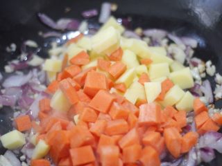 私房红烩牛腩，一碗吃不够,下胡萝卜土豆翻炒几下。