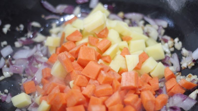 私房红烩牛腩，一碗吃不够,下胡萝卜土豆翻炒几下。