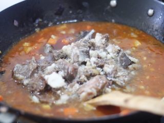 私房红烩牛腩，一碗吃不够,放入炖好的牛肉，加点牛肉汤。