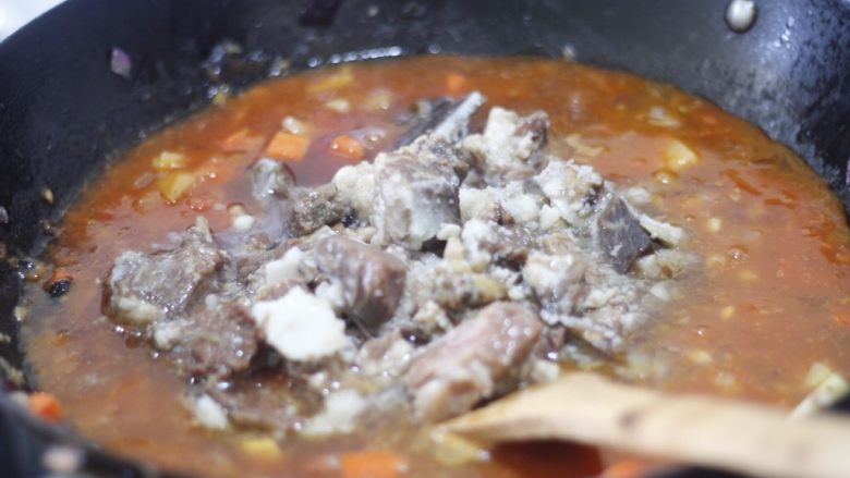 私房红烩牛腩，一碗吃不够,放入炖好的牛肉，加点牛肉汤。