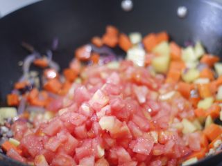私房红烩牛腩，一碗吃不够,在下蕃茄丁炒出番茄汁。