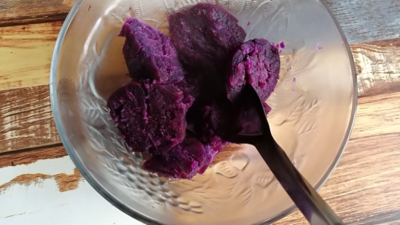 紫薯+红薯+马铃薯变花朵薯球,紫薯蒸熟后装在大碗内凉凉，捣成泥状。