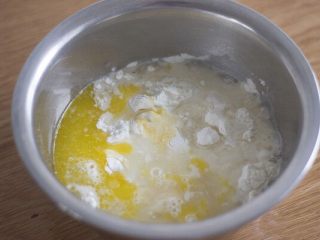 美味好吃的拿破仑,黄油入微波炉1分钟左右（热水也可以），融化成液体即可；面粉依次加入融化的黄油、水和盐；