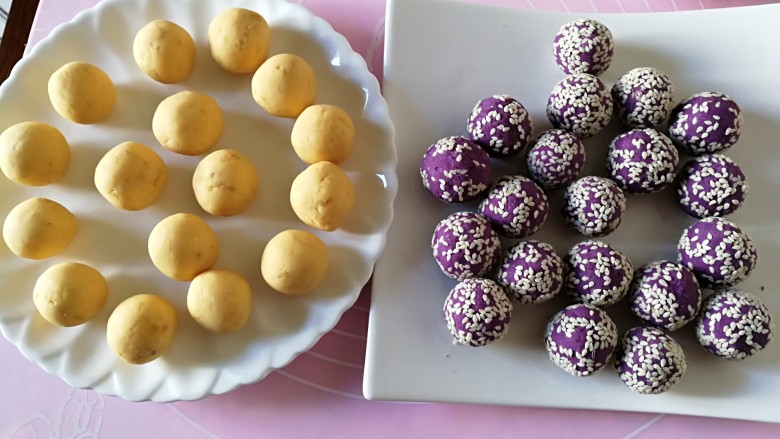 紫薯+红薯+马铃薯变花朵薯球,做好的小球。每个15g。