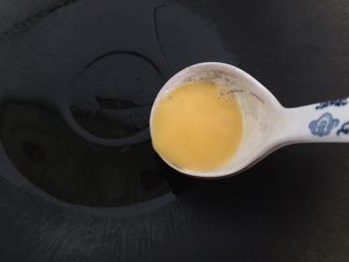 蛋包肉,锅中倒入油烧热，用汤匙舀半勺放入锅中。