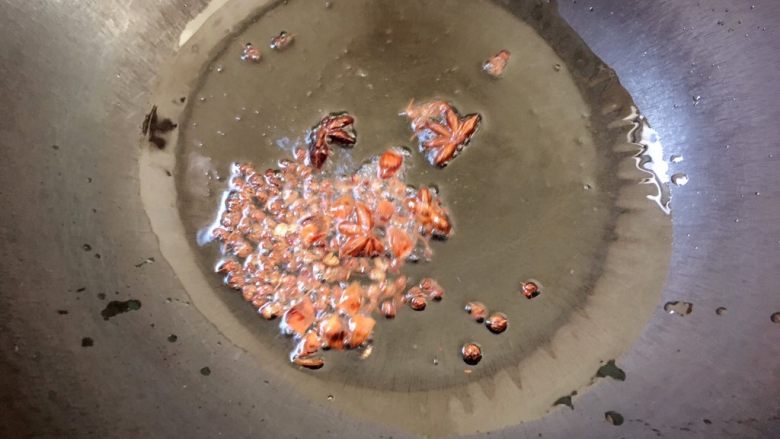 胡萝卜大葱猪肉饺子,锅内放适量油预热，放入大料爆出香味；
