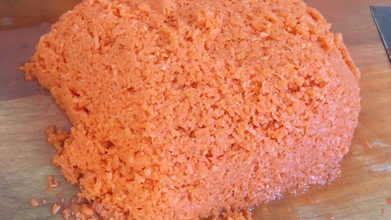 胡萝卜大葱猪肉饺子,胡萝卜擦成丝，放适量盐腌渍一会儿，剁碎；