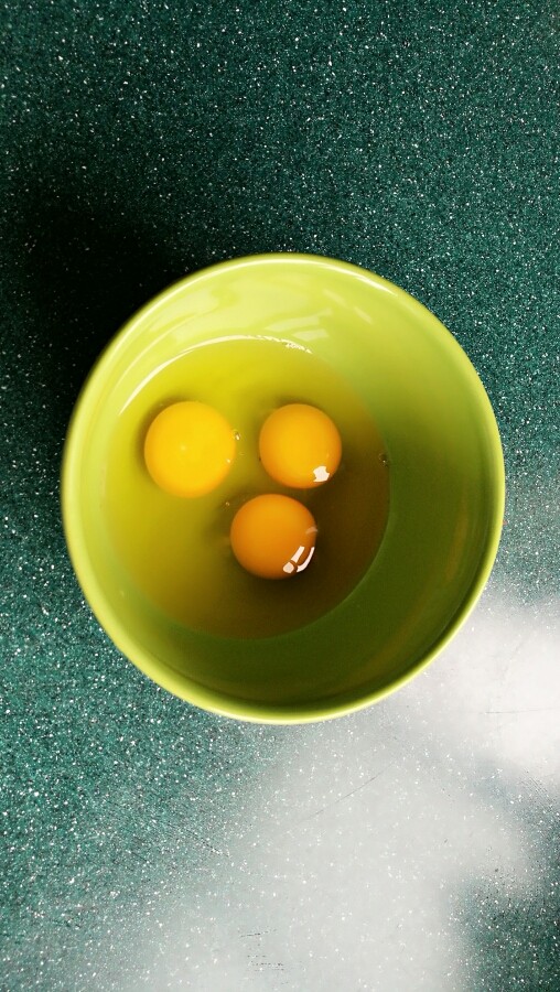 茴香鸡蛋花边菜饼,碗里打入三个<a style='color:red;display:inline-block;' href='/shicai/ 9'>鸡蛋</a>，蛋液搅拌均匀。