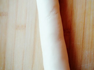 茴香鸡蛋花边菜饼,将静置完成的面团搓成长条状。