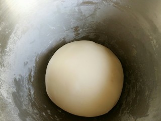 茴香鸡蛋花边菜饼,将揉好的面团盖盖子或保鲜膜，静置至少15分钟。