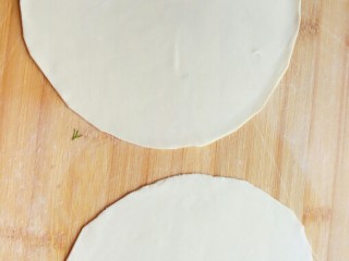茴香鸡蛋花边菜饼,面皮擀成大小相同，厚薄一致。