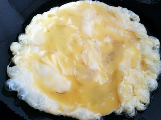 茴香鸡蛋花边菜饼,炒锅放油，开小火，倒入鸡蛋翻炒。