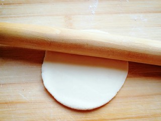 茴香鸡蛋花边菜饼,将面剂子擀成圆形面皮。