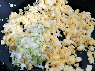 茴香鸡蛋花边菜饼,将鸡蛋炒碎，加入葱末姜末，再翻炒几下出锅放凉。