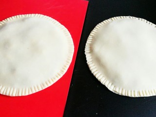 茴香鸡蛋花边菜饼,饼皮四周可以用刀子修圆，不修也可以。