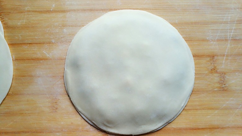 茴香鸡蛋花边菜饼,再在馅料上放上一张面皮，把面皮四周用手指轻轻的按压。