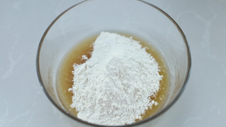广式蛋黄莲蓉月饼,先加入一半的面粉