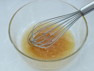 广式蛋黄莲蓉月饼,再倒入花生油搅拌成乳化状态
