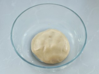 广式蛋黄莲蓉月饼,再放入另一半面粉揉匀，注意糖浆要和面粉完全融合