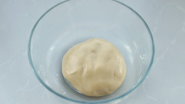 广式蛋黄莲蓉月饼,再放入另一半面粉揉匀，注意糖浆要和面粉完全融合