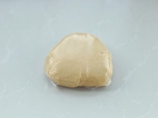 广式蛋黄莲蓉月饼,包上保鲜膜室温静置2-3个小时